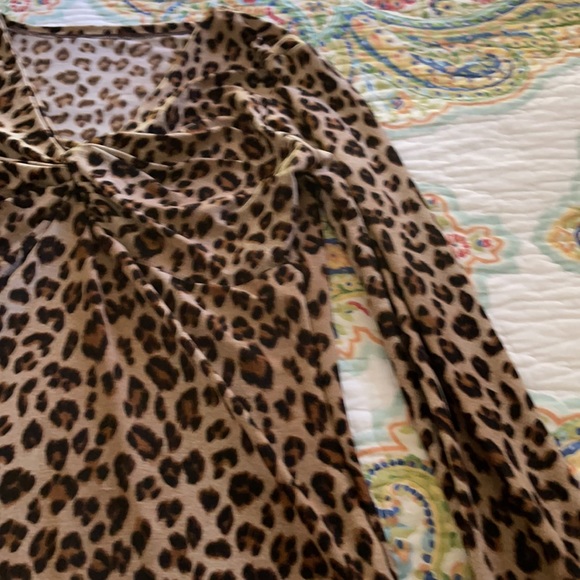 Confortable and beautiful cheetah long sleeve top - Picture 4 of 4